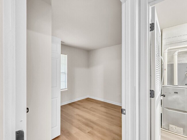 Building Photo - Minutes to Downtown********** Rent $1525/month*********Peaceful Living