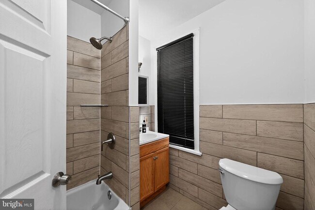 Building Photo - 652 Emerald St