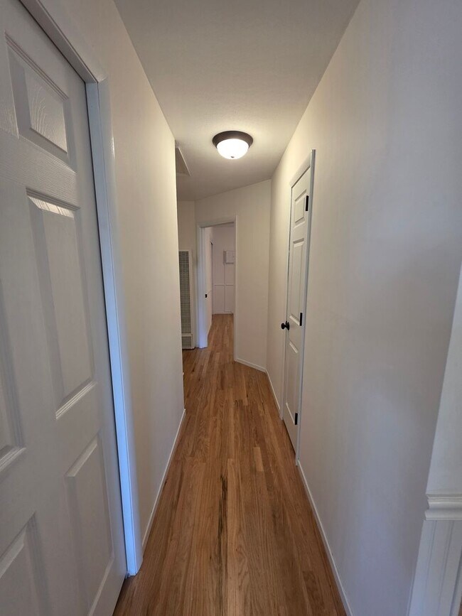 Building Photo - Delightful Single Story 2/2 with Expanded Bath and Beautiful Gardens