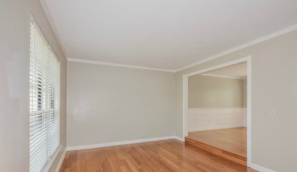 Building Photo - 125 Royallsprings Pkwy