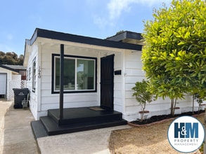 Building Photo - 3 Bedroom Home in Seaside