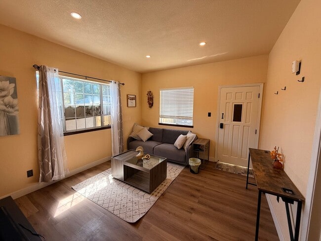 Building Photo - Charming furnished 1BR/1BA+ bonus Room in Oakland.