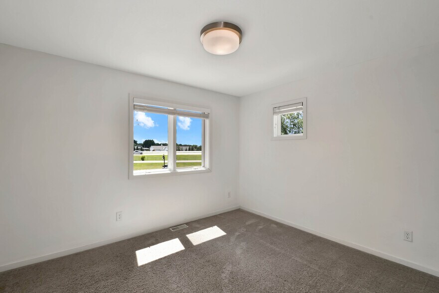 Building Photo - 154 W Beaton Dr