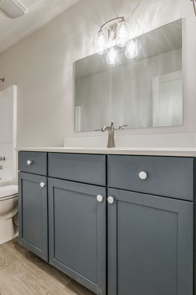 Building Photo - Welcome home to this beautifully updated 2-bedroom, 1-bath unit in a well-maintained triplex!