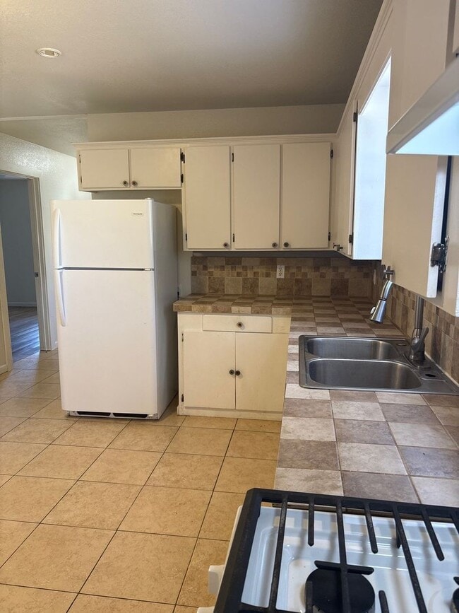 Building Photo - For Rent - Big Spring