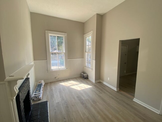 Building Photo - *AVAILABLE NOW*1 Bedroom / 1 Bathroom - Du...