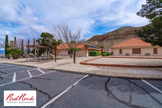 Building Photo - Dog Friendly - 3 Bedroom, 2 Bathroom Prope...
