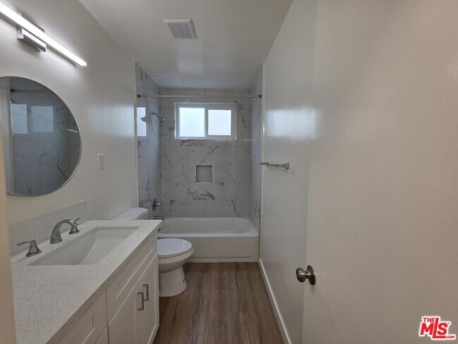 Building Photo - 827 9th St