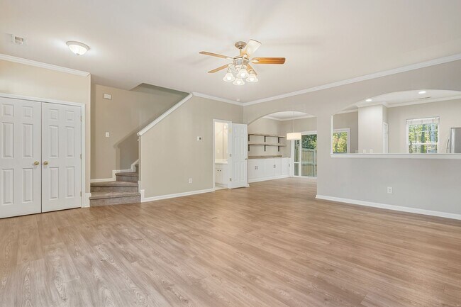 Building Photo - 3 Bedroom, 2.5 Bathroom Townhouse with Fen...