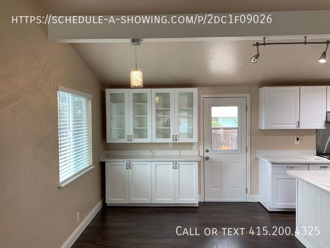 Building Photo - Spacious 3 Bedroom 2 bath in Seaside