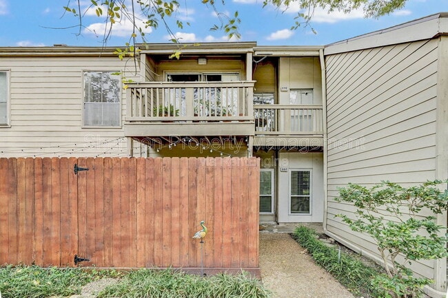 Building Photo - 2100 Tanglewilde St