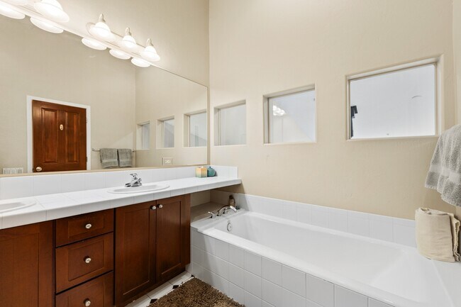 Building Photo - 562 Evans Ct