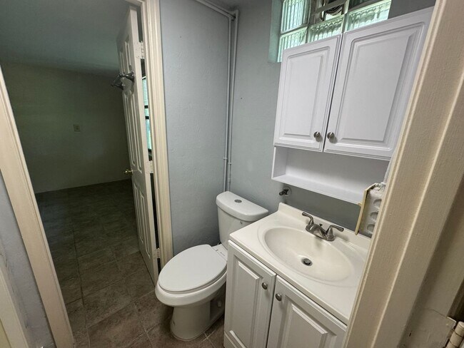 Building Photo - 6/3 within Walking Distance to Campus!!