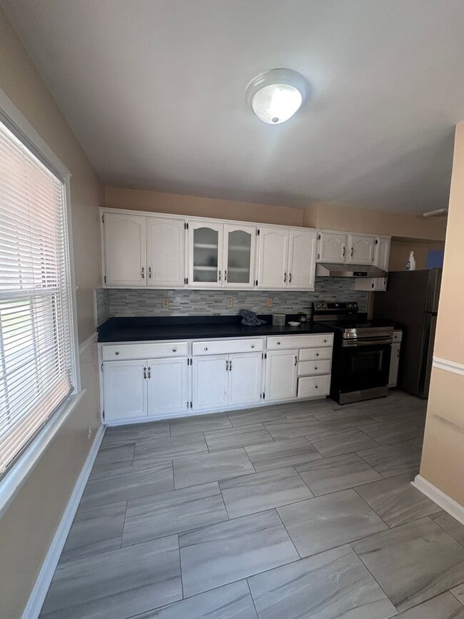 Building Photo - Hikes Point 3+ bedroom home with finished basement and garage