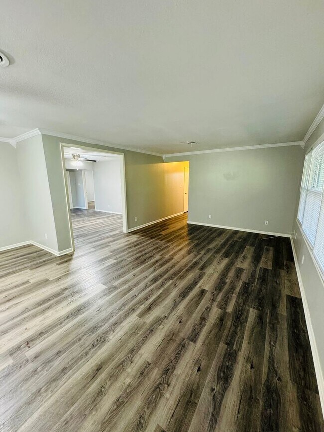 Building Photo - Quiet Wooded Home