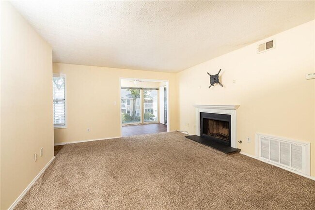 Building Photo - 910 Augusta Dr