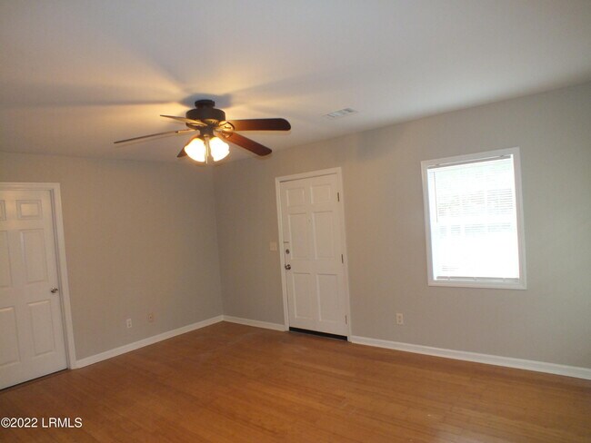 Building Photo - 418 Meritta Ave