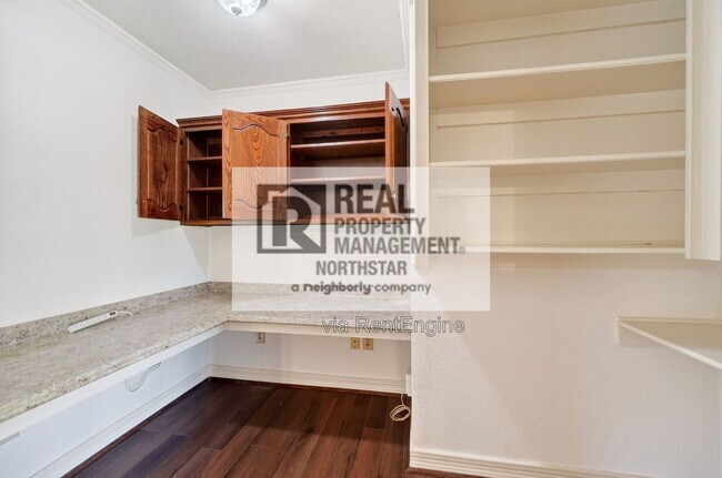 Building Photo - 902 Arrowhead Dr