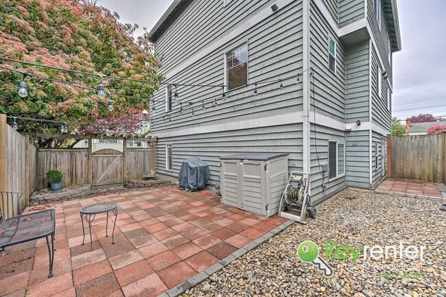 Building Photo - Beautifully Renovated 3 Bed Townhome in Prime North Seattle Location