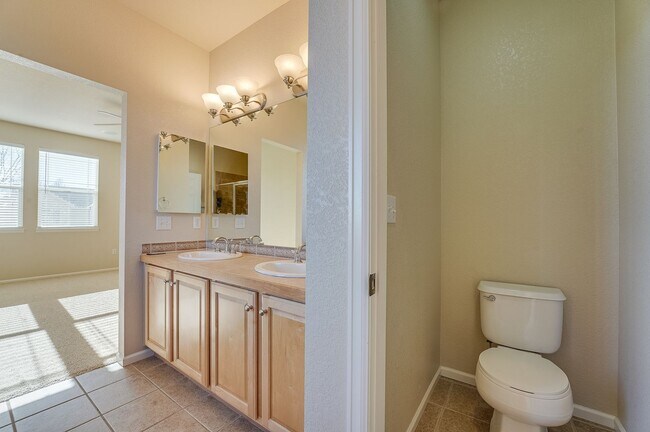 Building Photo - 2 bedroom, 2.5 bath townhome in Observatory Village