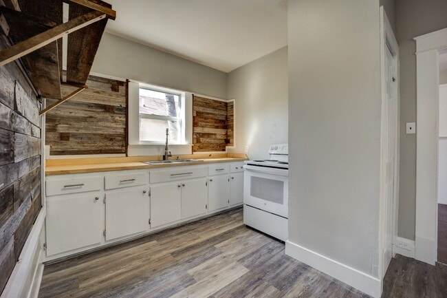 Building Photo - Freshly Updated 3 Bedroom Home