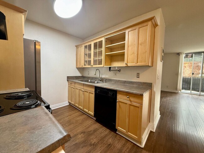 Building Photo - Location! Location! 1 Bedroom Condo in Mis...