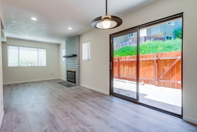 Building Photo - Downtown Vista Townhome, Available Now!