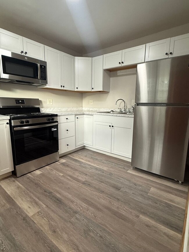 Building Photo - 2314 Wycliffe Ave SW