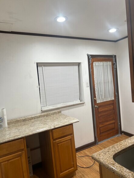 Building Photo - 2439 S Iseminger St