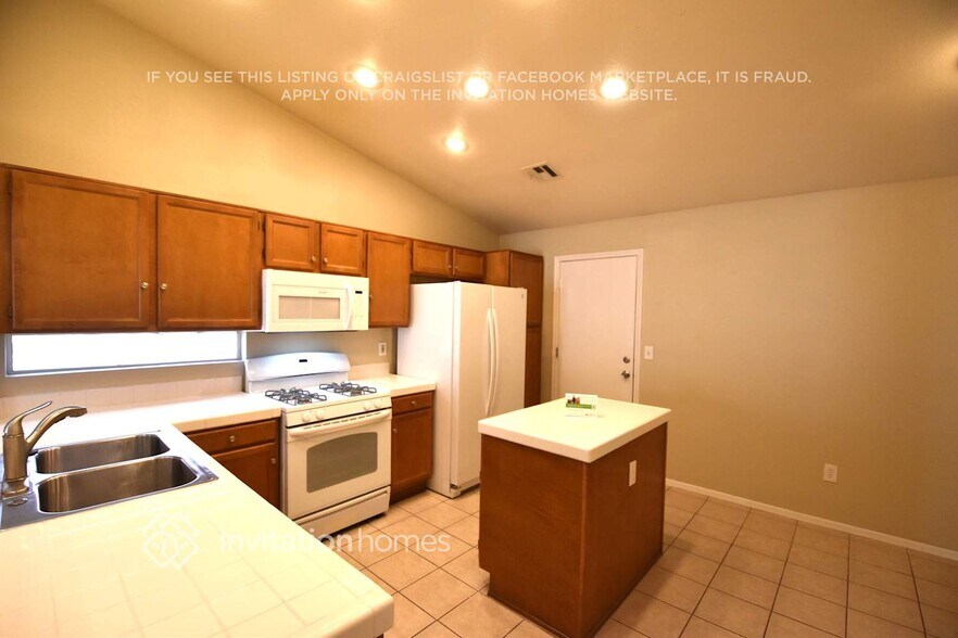 Building Photo - 1516 Los Alamos Dr