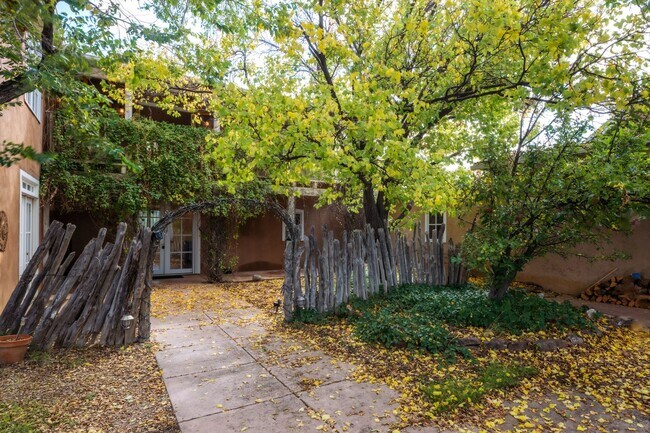 Building Photo - Rustic Loft-Style Home in Arroyo Hondo