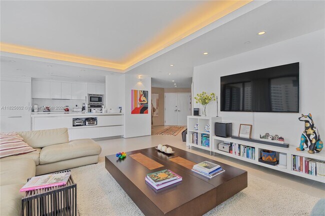 Building Photo - 520 Brickell Key Dr