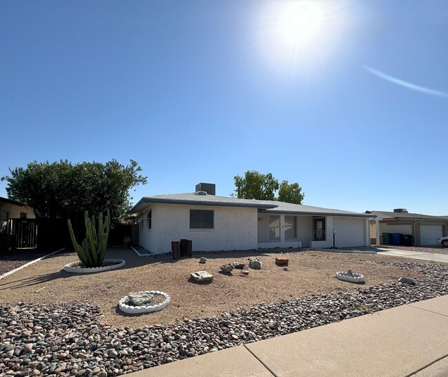 Building Photo - ***MOVE IN SPECIAL***2 BEDROOM HOME WITH T...