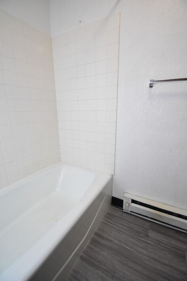 Building Photo - Ground Level 2 Bed Apartment in Great Loca...