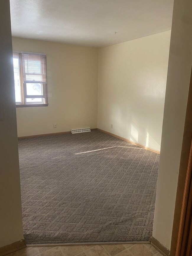 Building Photo - 730 E 12th St