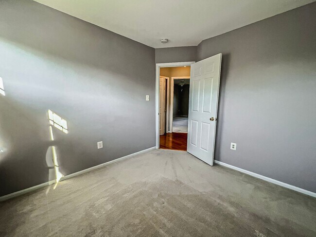 Building Photo - Magnificent 5 Bed 3 Bath Colonial Home Sit...