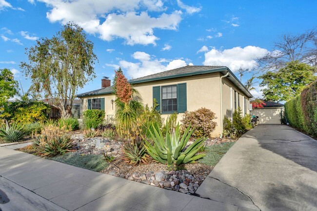 Building Photo - Charming Talmadge/Kensington detached home...