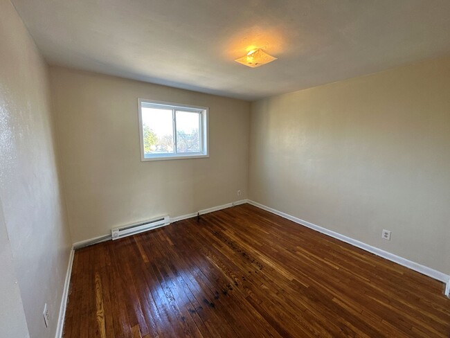 Building Photo - 2nd Flr 2 Bed 1 Bath Apt w/ Hardwood And T...