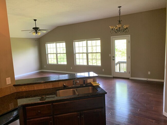 Building Photo - 3 Bedroom Home in South Springfield