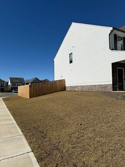 Building Photo - 9 Pineview Dr