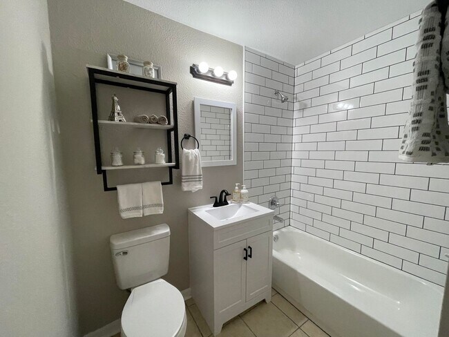 Building Photo - North Brandon Home with NO HOA and NO CARPET