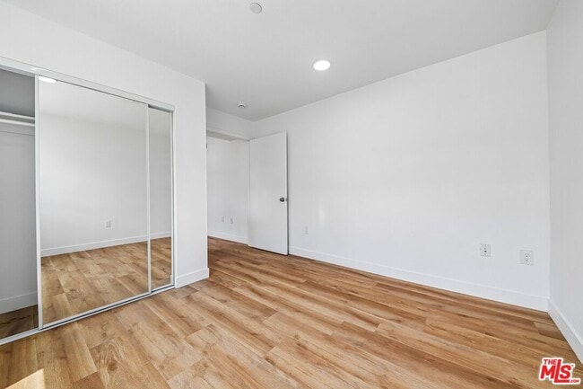 Building Photo - 219 E 87th St