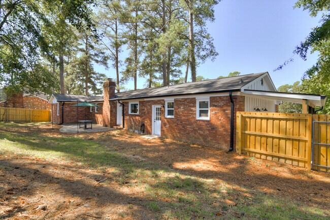 Building Photo - 226 Thread Needle Rd E