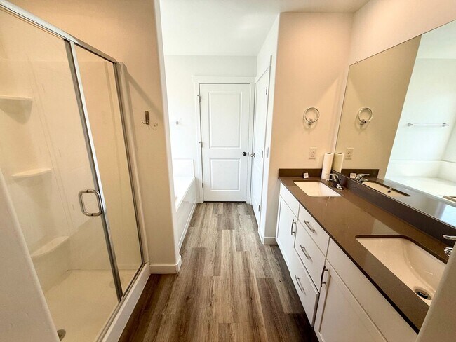 Building Photo - Beautiful Home in Excellent Magna Location!