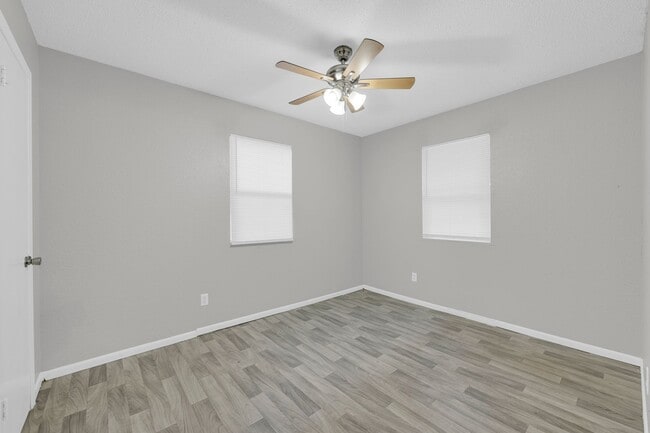 Building Photo - SPACIOUS! LOCATION!