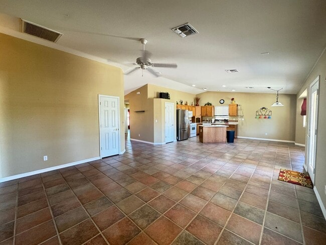 Building Photo - Great spacious home on Huukan Golf Course