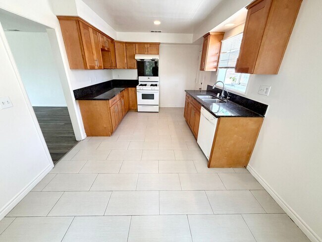 Building Photo - ***Gated 3 bed 2 bath House in Monterey Park***