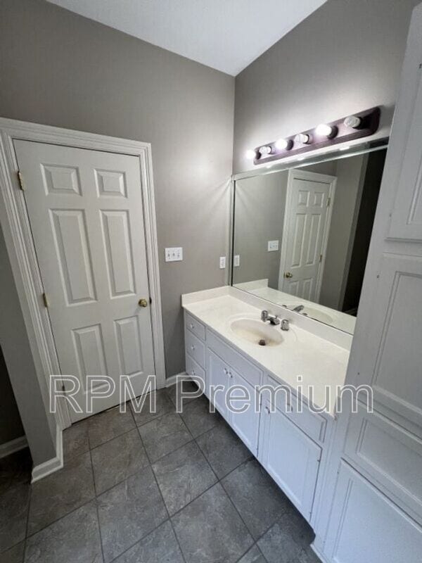 Building Photo - 5518 Arialo Dr