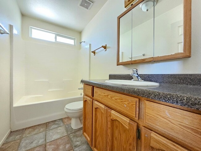 Building Photo - Cozy 3 bed 2 bath