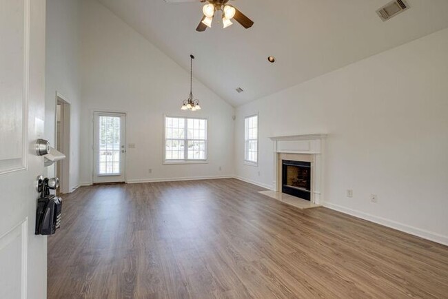 Building Photo - Beautiful Two Story Home in Old Hickory